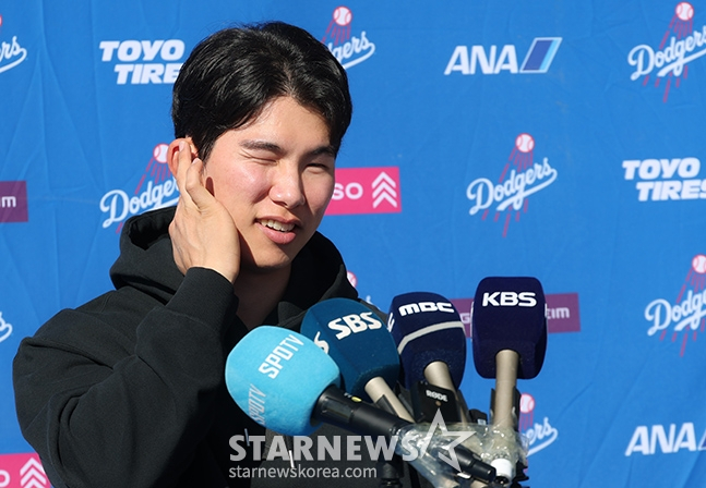 김혜성이 한국 취재진과 인터뷰를 하고 있다. /사진=김진경 대기자