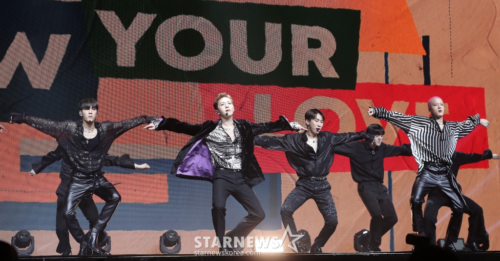 그룹 비투비 포유(BTOB 4U)가 16일 오후 서울 광진구 광장동 예스24라이브홀에서 진행된 첫 번째 미니앨범 'INSIDE'(인사이드) 발매 기념 쇼케이스에서 멋진 무대를 선보이고 있다.타이틀곡 '쇼 유어 러브'는 비투비 멤버 임현식이 군 입대 전 작곡한 뭄바톤 댄스 곡으로, 어려운 시기에도 서로 사랑하며 살아가지는 희망적인 메시지를 가사에 담아냈다.