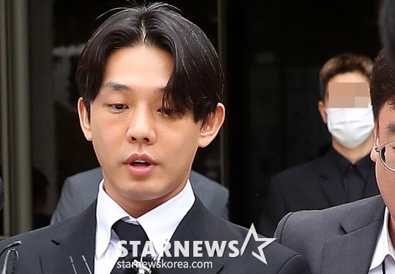 마약류 관리에 관한 법률 위반 혐의를 받고 있는 배우 유아인(본명 엄홍식), 최하늘 작가가 24일 서울 서초구 중앙지방법원에서 진행된 구속전피의자심문(영장실질심사)을 마친 뒤 호송차량으로 향하고 있다. 2023.05.24 /사진=김창현 기자 chmt@