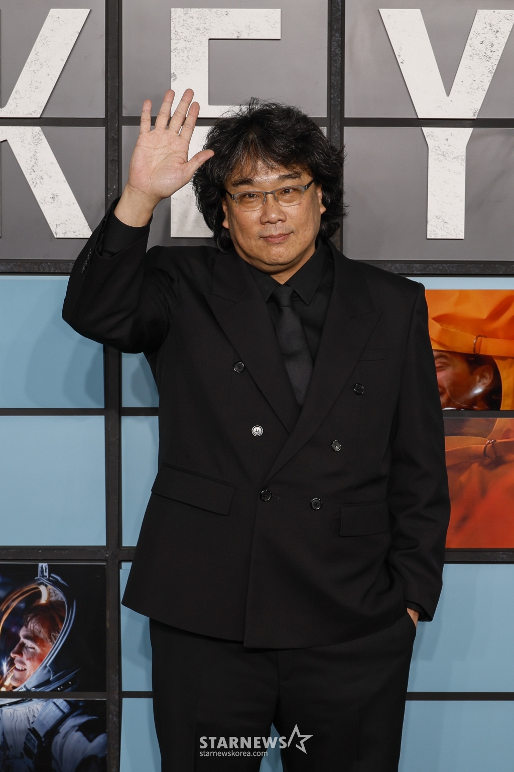 [런던=AP/뉴시스] 봉준호 감독이 13일(현지 시간) 영국 런던에서 열린 영화 '미키 17' 월드 시사회에 도착해 인사하고 있다. 2025.02.14. /사진=민경찬
