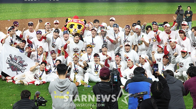 2024 한국시리즈 우승 후 기뻐하는 KIA 선수단. /사진=김진경 대기자