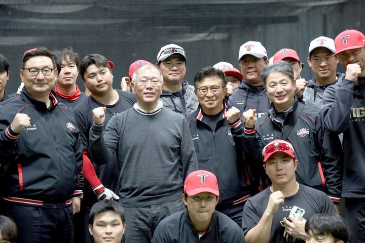 정의선(왼쪽에서 네 번째) 현대차그룹 회장이 16일(현지시간) 미국 캘리포니아 어바인 인근에 위치한 더 클럽하우스 베이스볼에서 KIA 타이거즈 선수단과 기념 촬영하는 모습. /사진=현대차그룹 제공