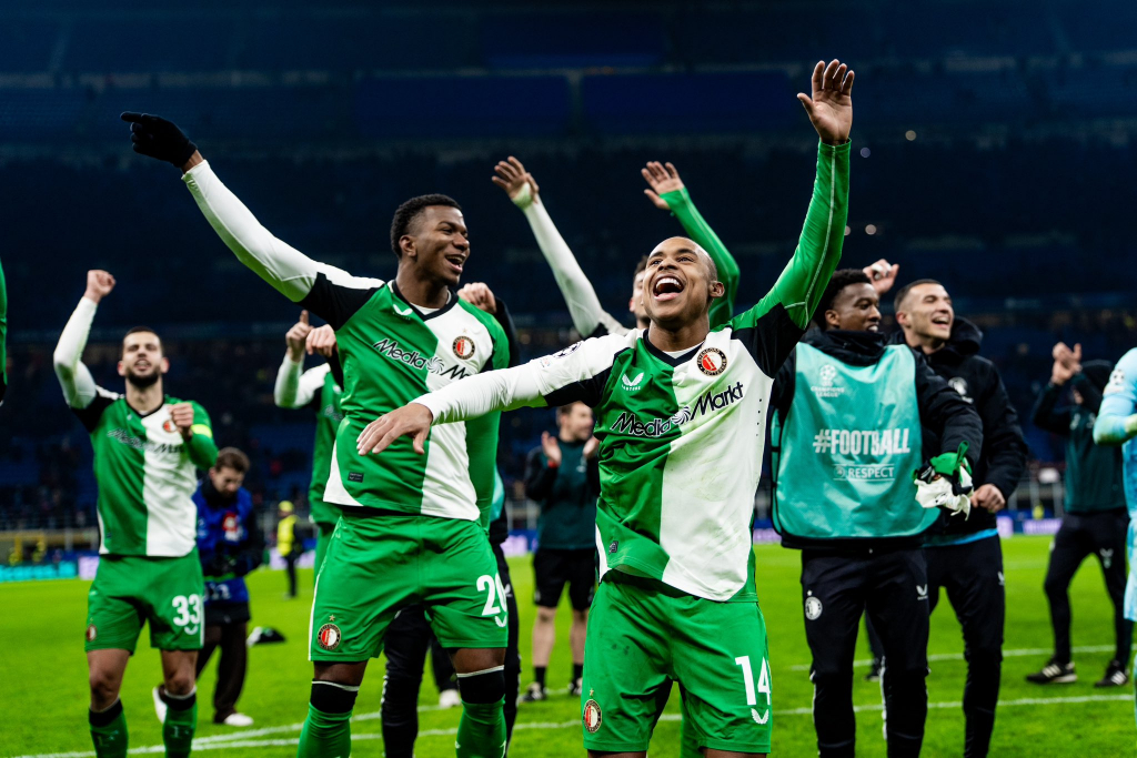 19일(한국시간) 이탈리아 밀라노의 쥐세페 메아차에서 열린 2024~2025시즌 UEFA UCL 리그 페이즈 16강 플레이오프 2차전 무승부로 16강행을 확정한 페예노르트 선수들이 기뻐하고 있다. /사진=페예노르트 공식 사회관계망서비스(SNS)