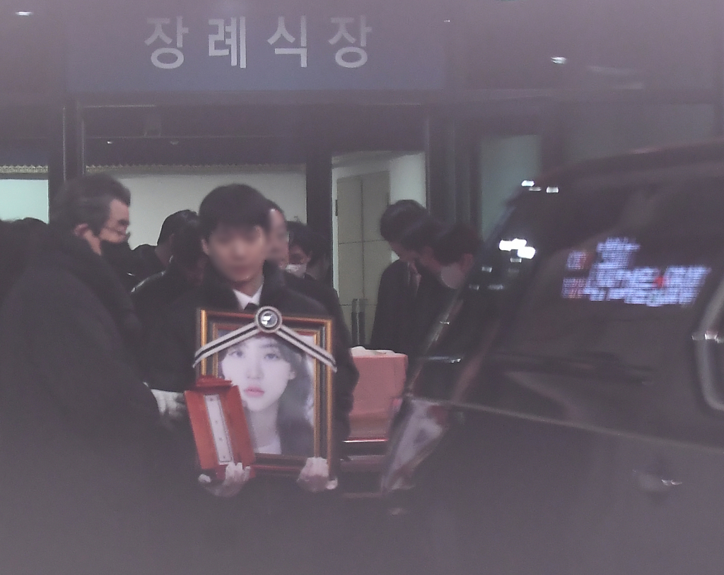 [서울=뉴시스] 김혜진 기자 = 19일 오전 서울 송파구 아산병원 장례식장에서 고(故) 김새론의 발인이 엄수되고 있다. (공동취재) 2024.02.19. jini@newsis.com /사진=김혜진