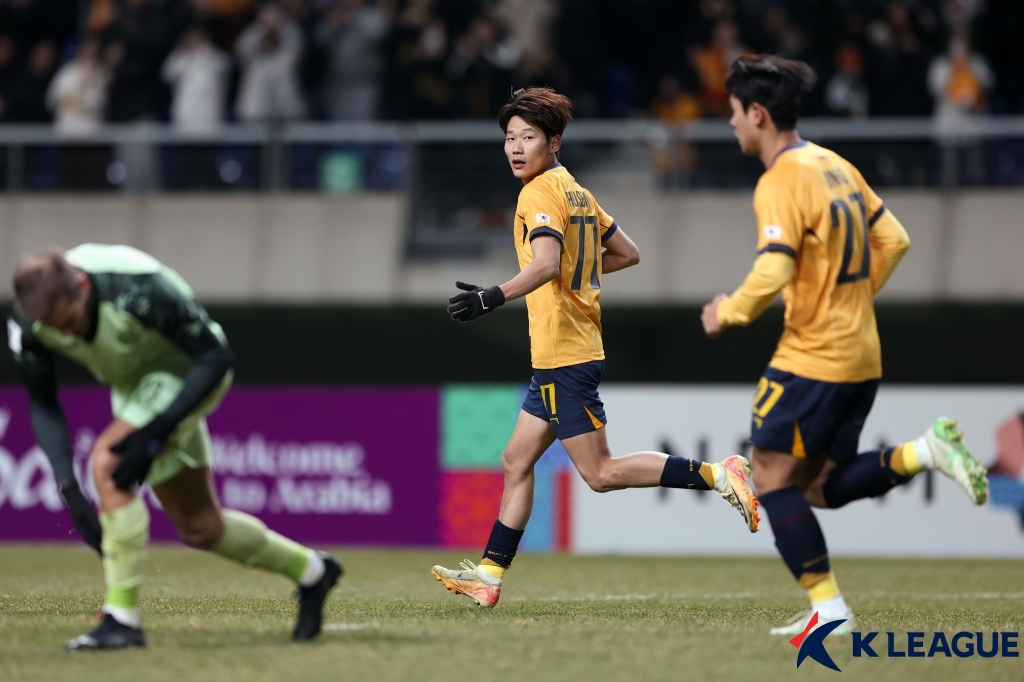 동점골 직후 오후성(가운데). /사진=한국프로축구연맹 제공