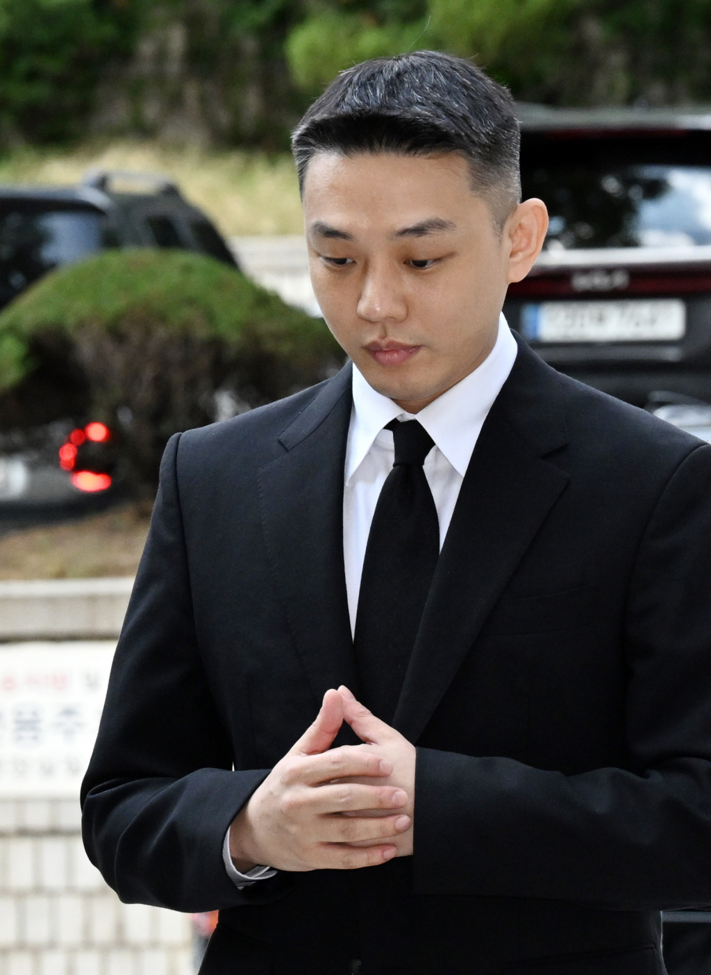(서울=뉴스1) 임세영 기자 = 프로포폴 상습 투약 혐의로 기소된 배우 유아인(본명 엄홍식)이 3일 서울 서초구 서울중앙지방법원에서 열린 1심 선고 공판에 출석하고 있다. 이날 서울중앙지법 형사합의25부는 유 씨에게 징역 1년을 선고했다. (공동취재) 2024.9.3/뉴스1 Copyright (C) 뉴스1. All rights reserved. 무단 전재 및 재배포, AI학습 이용 금지. /사진=(서울=뉴스1) 임세영 기자