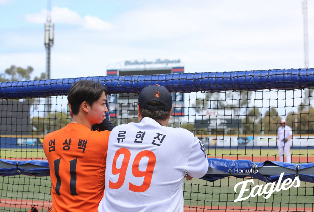 류현진(오른쪽)과 엄상백. /사진=한화 이글스 제공