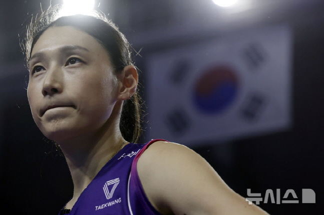 김연경이 지난 16일 IBK기업은행과 원정경기 종료 후 은퇴 기념 행사에서 관중들을 바라보고 있다. /사진=뉴시스
