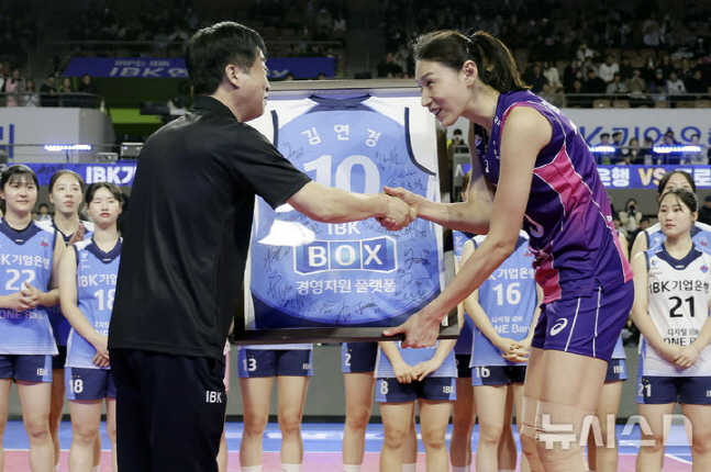 김호철(왼쪽) IBK기업은행 감독이 김연경에게 기념 유니폼을 건네고 있다. /사진=뉴시스