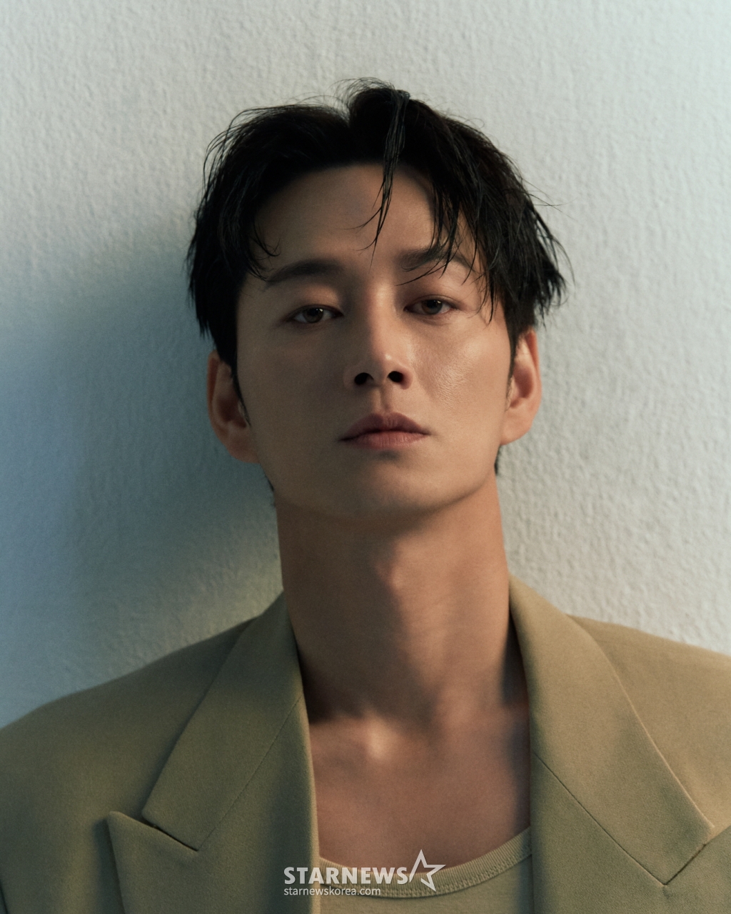 배우 이현욱이 19일 오전 서울 강남구의 한 카페에서 진행된 tvN X 티빙 드라마 '원경' 종영 인터뷰를 위해 포즈를 취하고 있다. 이현욱은 극 중 태종 이방원 역을 맡았다. '원경'은 남편 태종 이방원과 함께 권력을 쟁취한 원경왕후. 왕과 왕비, 남편과 아내, 그 사이 감춰진 뜨거운 이야기를 담은 작품. / 사진제공=길스토리이엔티 /사진=김창현 chmt@