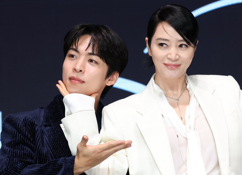 (서울=뉴스1) 권현진 기자 = 배우 주종혁과 김혜수(오른쪽)가 8일 서울 영등포구 콘래드호텔에서 열린 디즈니+(플러스) 새 오리지널 시리즈 '트리거’ 제작발표회에 참석해 포즈를 취하고 있다. '트리거'는 이 꽃 같은 세상, 나쁜 놈들을 구제하기 위해 일단 카메라부터 들이대고 보는 지독한 탐사보도 프로 놈들의 이야기를 그린 작품이다. 2025.1.8/뉴스1 Copyright (C) 뉴스1. All rights reserved. 무단 전재 및 재배포, AI학습 이용 금지. /사진=(서울=뉴스1) 권현진 기자