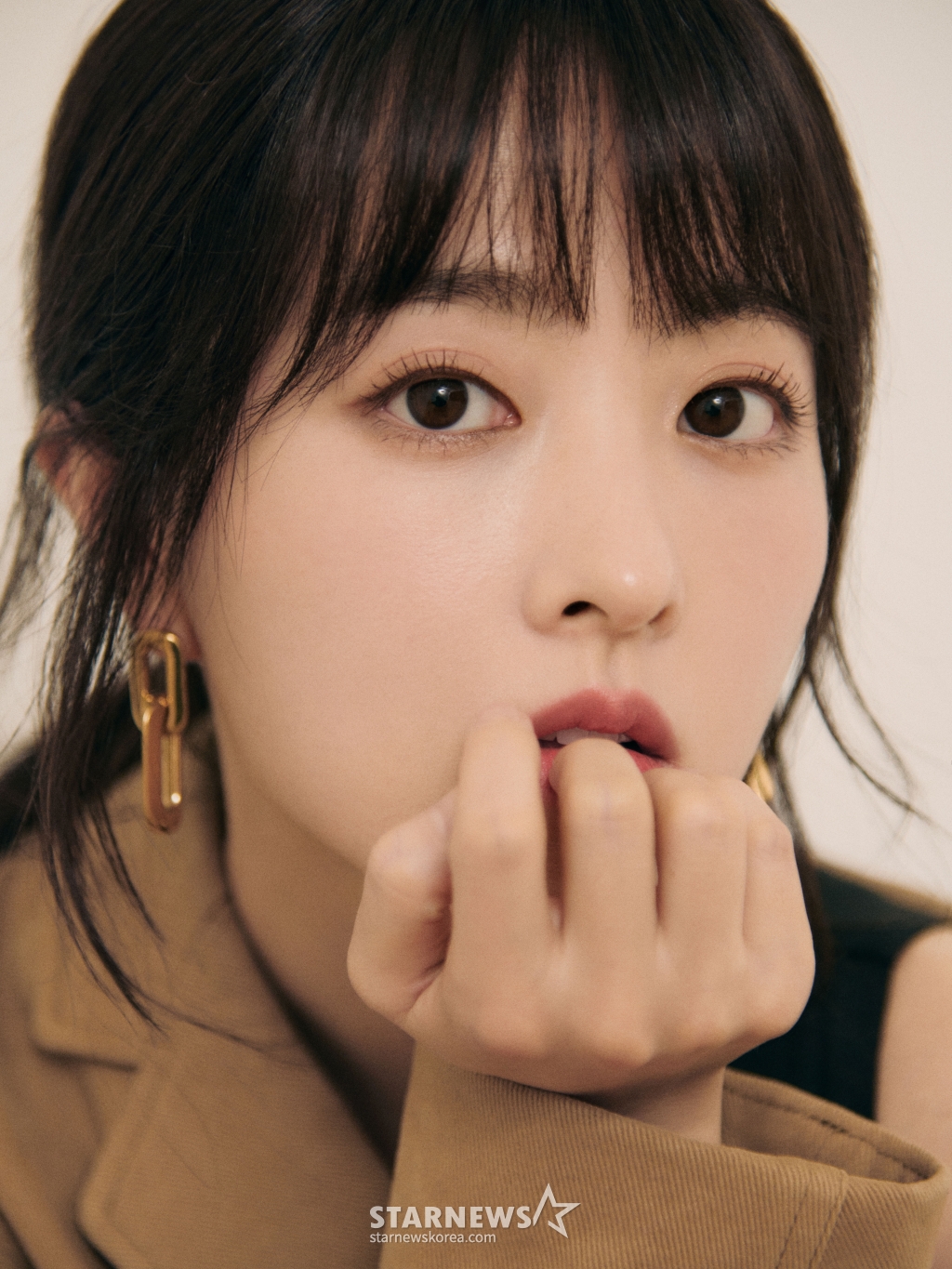 배우 박보영이 18일 오전 서울 종로구의 한 카페에서 진행된 넷플릭스 시리즈 '멜로 무비' 관련 인터뷰를 위해 포즈를 취하고 있다. 박보영은 극 중 영화를 싫어했지만 영화감독이 된 '김무비' 역을 맡아 한층 더 깊어진 연기를 선보인다. '멜로무비'는 사랑도 하고 싶고 꿈도 이루고 싶은 애매한 청춘들이 서로를 발견하고 영감이 되어주며 각자의 트라우마를 이겨내는 영화 같은 시간을 그린 로맨스. / 사진제공=넷플릭스 /사진=김창현 chmt@