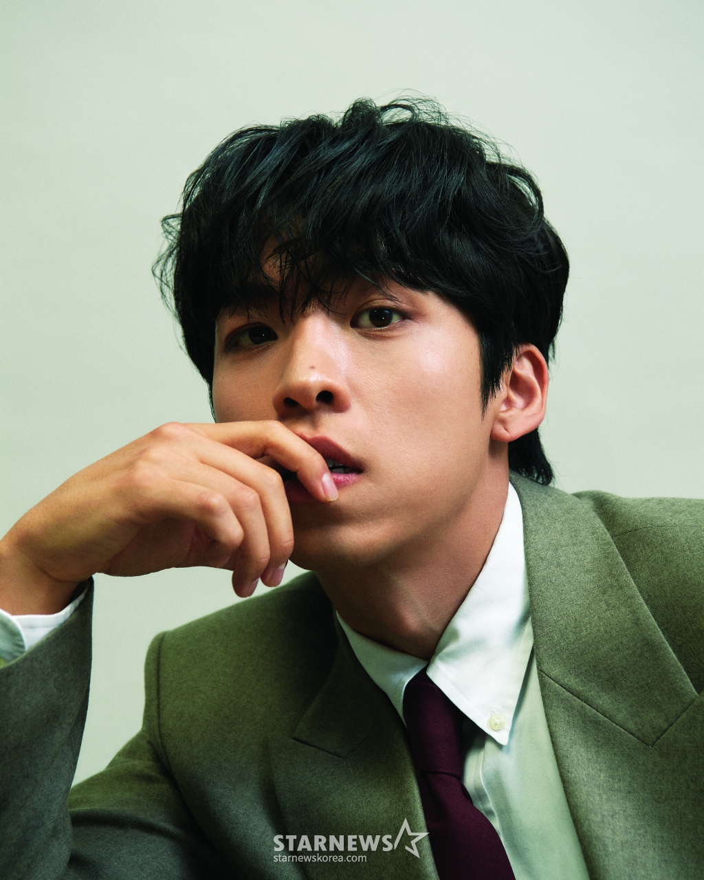 배우 주종혁이 19일 오후 서울 종로구의 한 카페에서 진행된 디즈니+ '트리거' 관련 인터뷰를 위해 포즈를 취하고 있다. 주종혁은 극 중 신입 PD 강기호 역을 맡았다. '트리거'는 이 꽃 같은 세상, 나쁜 놈들의 잘못을 활짝 까발리기 위해 일단 카메라부터 들이대고 보는 지독한 탐사보도 프로 놈들의 이야기. / 사진제공=월트디즈니 컴퍼니 코리아 /사진=김창현 chmt@