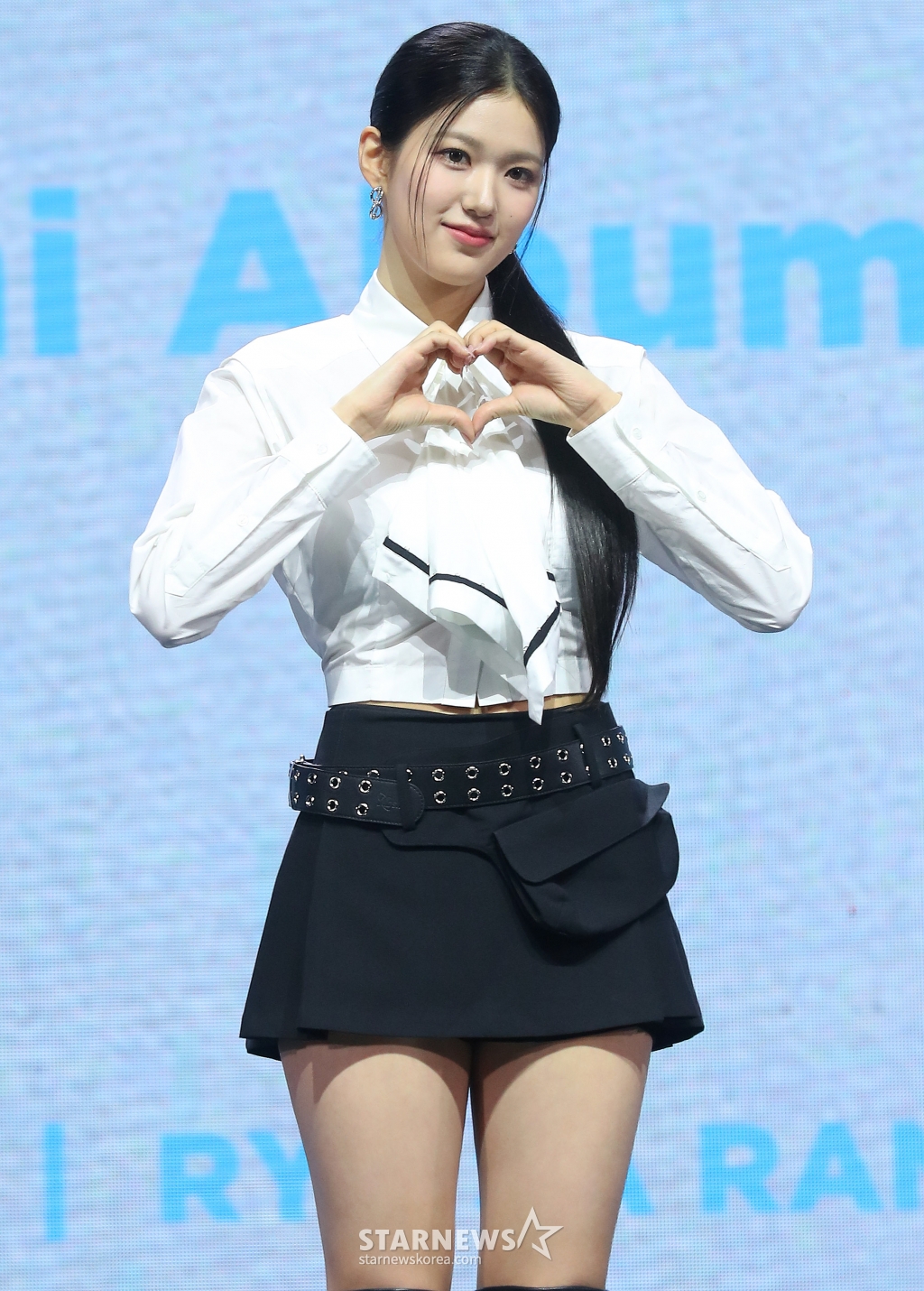 걸그룹 이즈나(izna) 윤지윤이 25일 오후 서울 광진구 예스24 라이브홀에서 진행된 첫 번째 미니앨범 'N/a' 쇼케이스에 참석해 포즈를 취하고 있다. 이즈나는 엠넷 걸그룹 데뷔 서바이벌 '아이랜드2'에서 전 세계 217개 국가 및 지역 글로벌 K-POP 팬들의 선택을 받아 탄생한 걸그룹이다. 2024.11.25 /사진=김창현 chmt@
