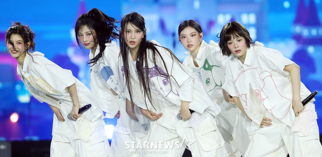 걸그룹 뉴진스(NewJeans)가 지난 27일 오후 태국 방콕 임팩트 챌린저 홀 1-2(IMPACT Challenger Hall 1-2)에서 진행된 '제 9회 아시아 아티스트 어워즈'(The 9th Asia Artist Awards, 이하 'AAA 2024')'에 참석해 멋진 무대를 선보이고 있다. 뉴진스는 이날 'AAA 2024'에서 대상 'AAA 올해의 가수'를 비롯해 '베스트 아티스트', '베스트 퍼포먼스' 등 3년 연속 대상 수상 및 3관왕의 영예를 안았다. /사진=김창현 chmt@
