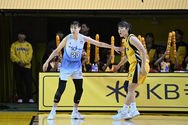 신한은행 홍유순(왼쪽)과 KB스타즈 송윤하. /사진=WKBL 제공