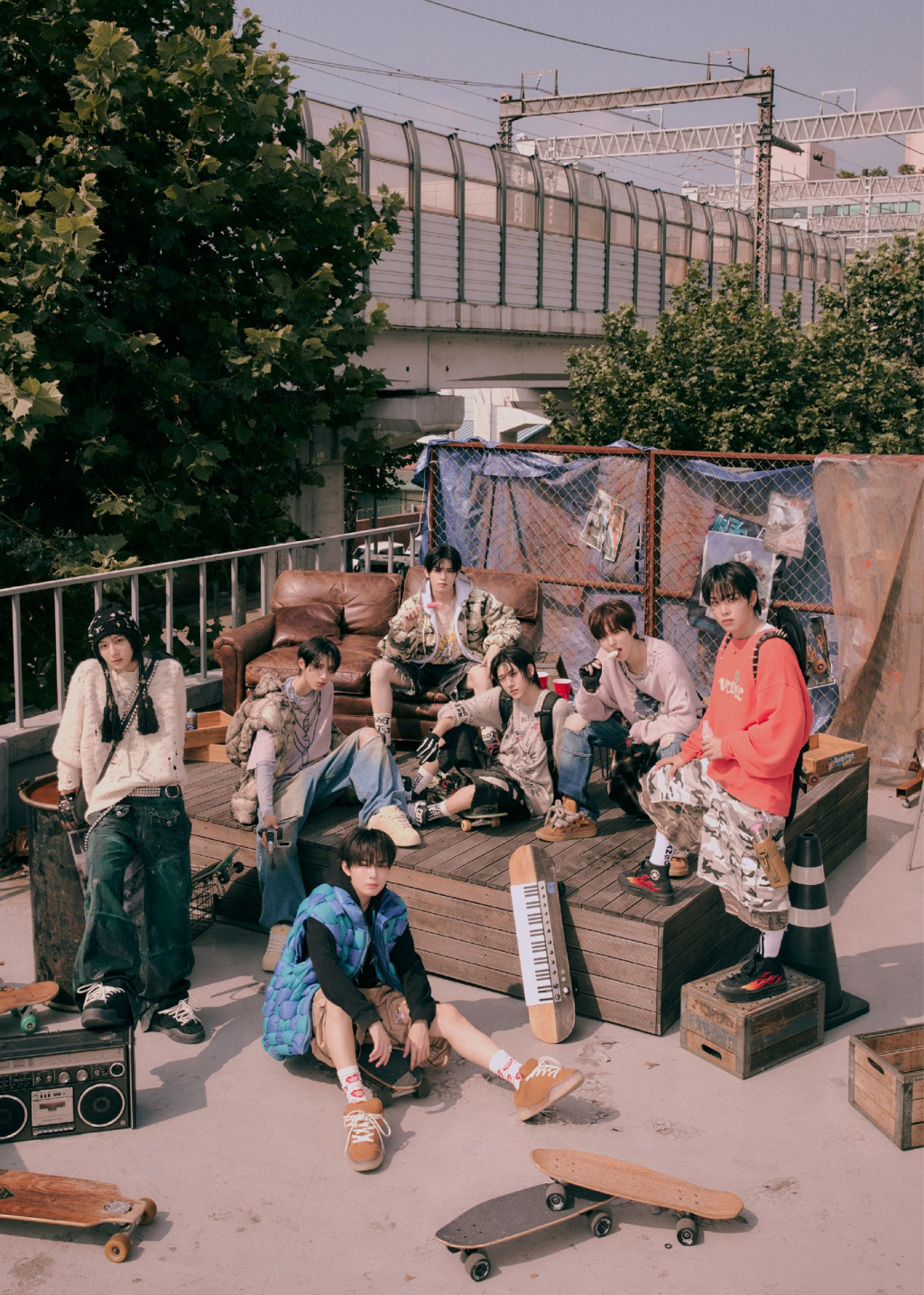 그룹 킥플립 (왼쪽부터) 동화, 주왕, 케이주, 민제, 계훈, 동현, 아마루/사진제공=JYP엔터테인먼트