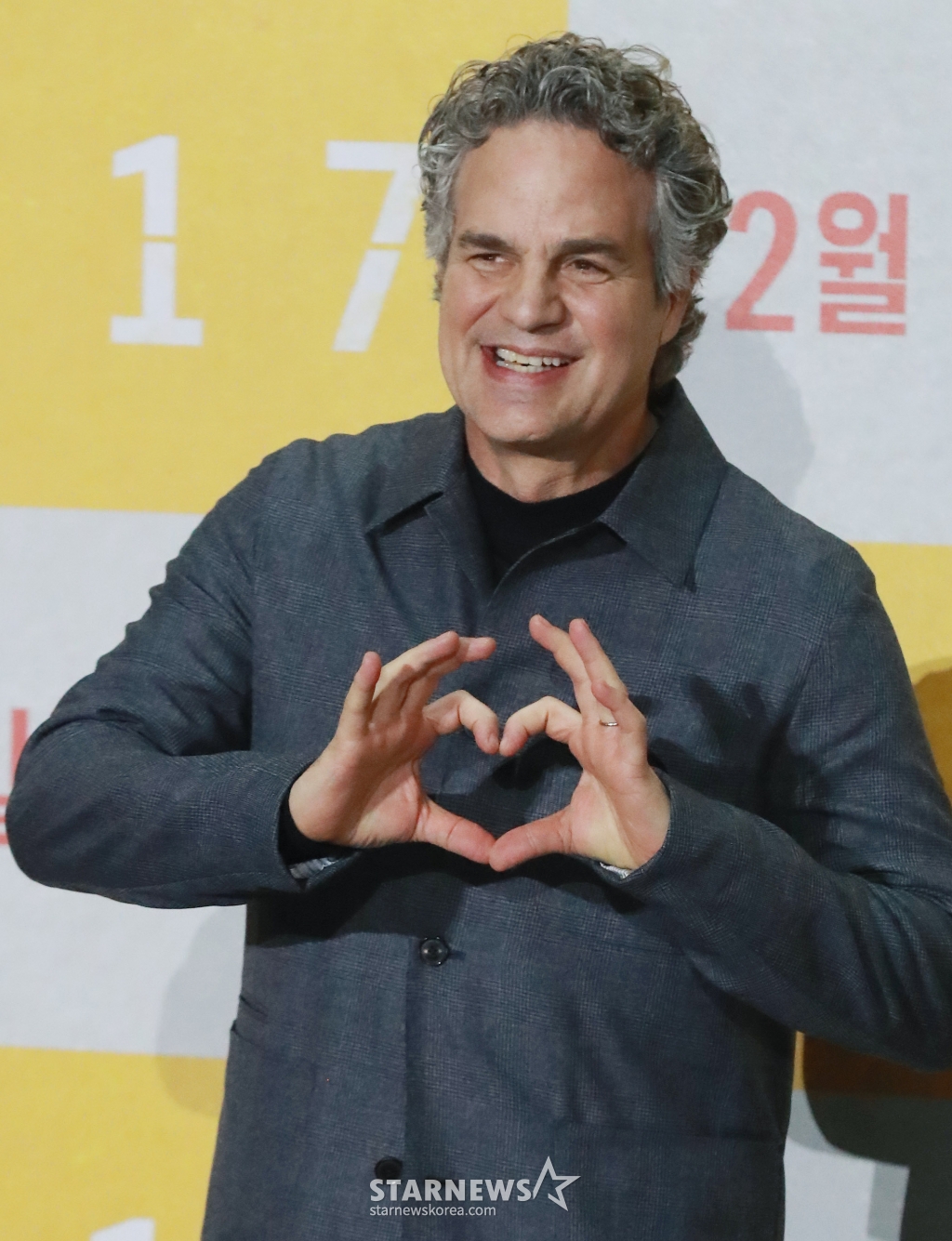 배우 마크 러팔로가 20일 오전 서울 강남구 메가박스 코엑스에서 진행된 영화 '미키17'(감독 봉준호) 기자간담회에 참석해 포즈를 취하고 있다. 위험한 일에 투입되는 소모품(익스펜더블)으로, 죽으면 다시 프린트되는 ‘미키’가 17번째 죽음의 위기를 겪던 중, 그가 죽은 줄 알고 ‘미키18’이 프린트되면서 벌어지는 예측불허의 이야기를 그린 봉준호 감독의 작품 '미키17'은 오는 28일 개봉한다. /2025.02.20 /사진=이동훈 photoguy@