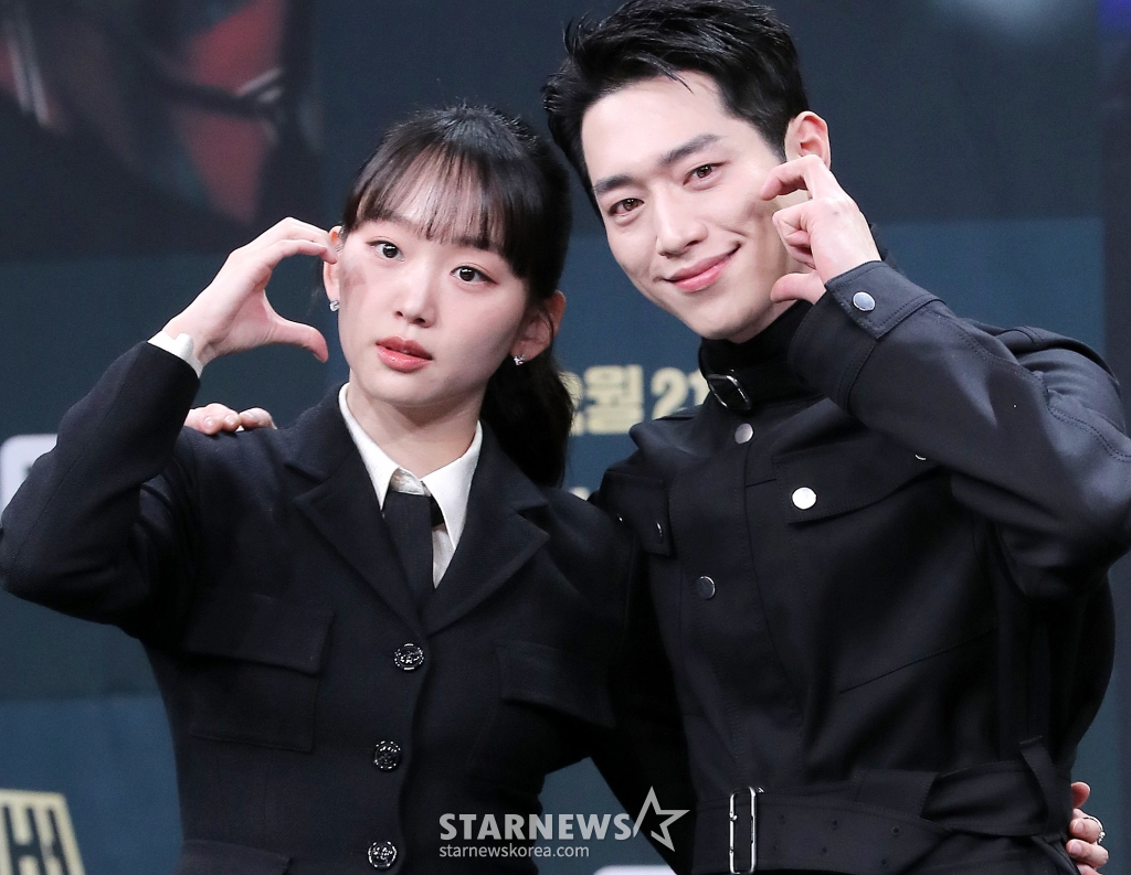 배우 진기주, 서강준이 20일 오후 서울 마포구 상암동 MBC 사옥에서 진행된 MBC 금토드라마 '언더커버 하이스쿨' 제작발표회에 참석해 포즈를 취하고 있다. '언더커버 하이스쿨'은 고종 황제의 사라진 금괴의 행방을 쫓기 위해 고등학생으로 위장 잠입한 국정원 요원의 좌충우돌 N차 고딩 활약기를 담은 드라마다. 오는 21일 첫 방송. 2025.02.20 /사진=김창현 chmt@