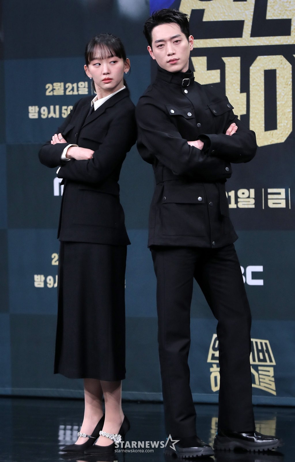 배우 진기주, 서강준이 20일 오후 서울 마포구 상암동 MBC 사옥에서 진행된 MBC 금토드라마 '언더커버 하이스쿨' 제작발표회에 참석해 포즈를 취하고 있다. '언더커버 하이스쿨'은 고종 황제의 사라진 금괴의 행방을 쫓기 위해 고등학생으로 위장 잠입한 국정원 요원의 좌충우돌 N차 고딩 활약기를 담은 드라마다. 오는 21일 첫 방송. 2025.02.20 /사진=김창현 chmt@