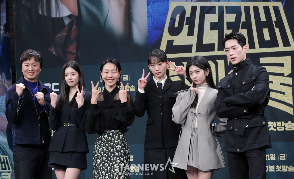 배우 전배수, 김민주, 김신록, 진기주, 박세현, 서강준이 20일 오후 서울 마포구 상암동 MBC 사옥에서 진행된 MBC 금토드라마 '언더커버 하이스쿨' 제작발표회에 참석해 포즈를 취하고 있다. '언더커버 하이스쿨'은 고종 황제의 사라진 금괴의 행방을 쫓기 위해 고등학생으로 위장 잠입한 국정원 요원의 좌충우돌 N차 고딩 활약기를 담은 드라마다. 오는 21일 첫 방송. 2025.02.20 /사진=김창현 chmt@