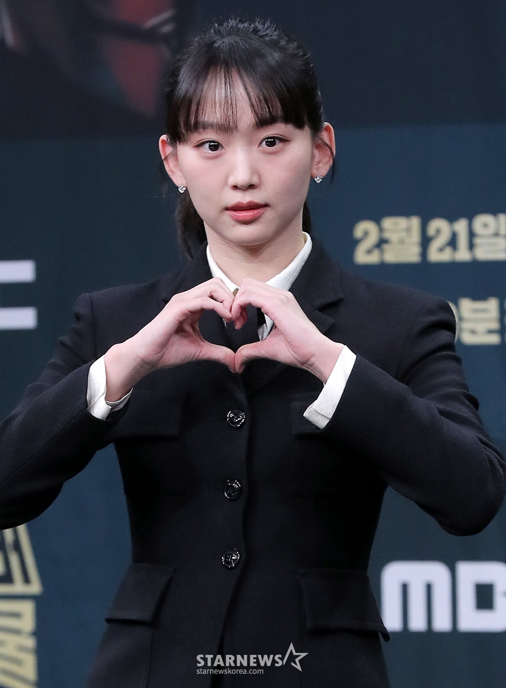 배우 진기주가 20일 오후 서울 마포구 상암동 MBC 사옥에서 진행된 MBC 금토드라마 '언더커버 하이스쿨' 제작발표회에 참석해 포즈를 취하고 있다. '언더커버 하이스쿨'은 고종 황제의 사라진 금괴의 행방을 쫓기 위해 고등학생으로 위장 잠입한 국정원 요원의 좌충우돌 N차 고딩 활약기를 담은 드라마다. 오는 21일 첫 방송. 2025.02.20 /사진=김창현 chmt@