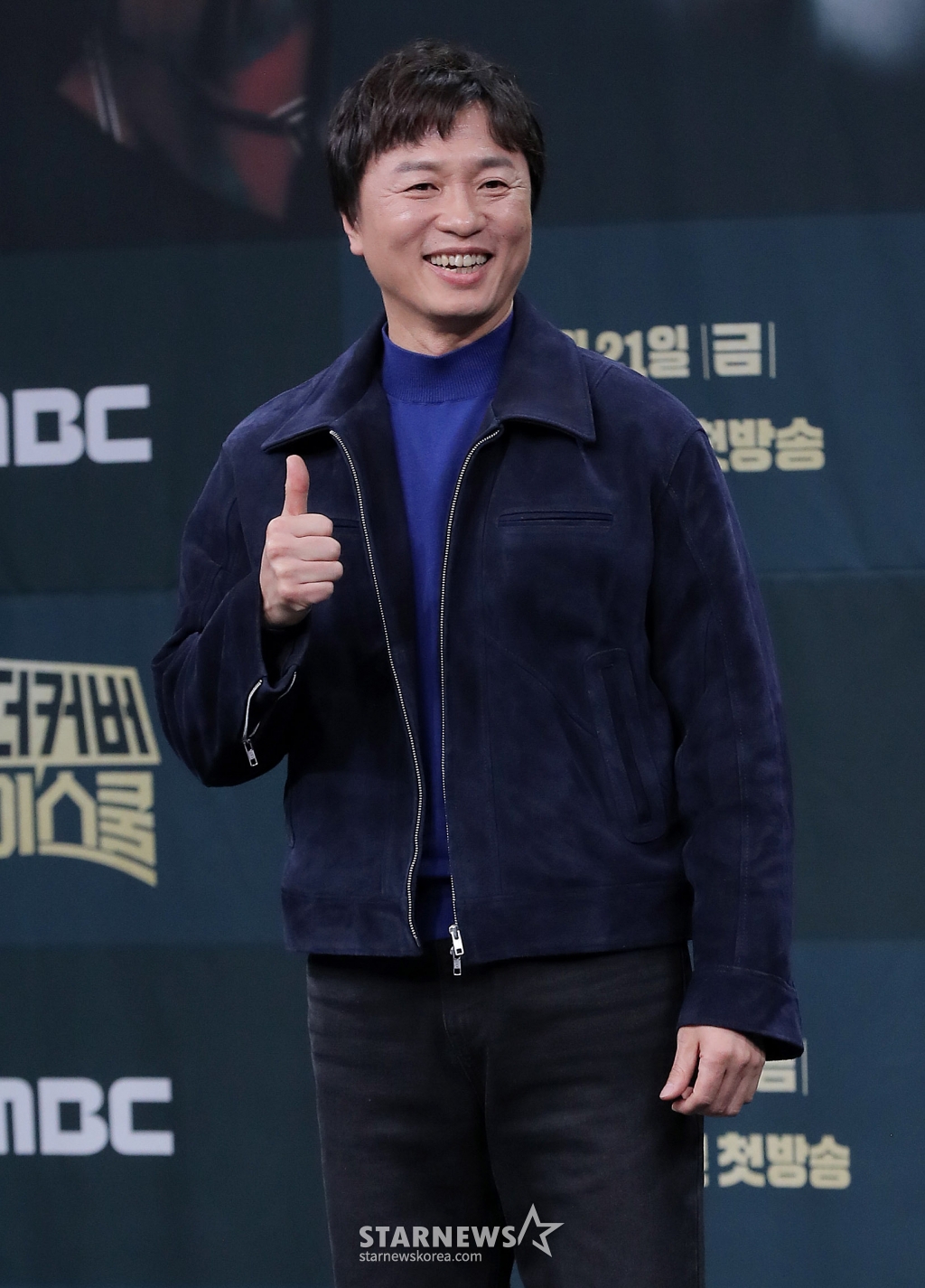 배우 전배수가 20일 오후 서울 마포구 상암동 MBC 사옥에서 진행된 MBC 금토드라마 '언더커버 하이스쿨' 제작발표회에 참석해 포즈를 취하고 있다. '언더커버 하이스쿨'은 고종 황제의 사라진 금괴의 행방을 쫓기 위해 고등학생으로 위장 잠입한 국정원 요원의 좌충우돌 N차 고딩 활약기를 담은 드라마다. 오는 21일 첫 방송. 2025.02.20 /사진=김창현 chmt@