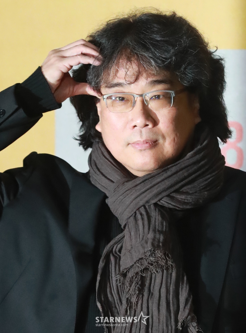 봉준호 감독이 20일 오전 서울 강남구 메가박스 코엑스에서 진행된 영화 '미키17'(감독 봉준호) 기자간담회에 참석해 포즈를 취하고 있다. 위험한 일에 투입되는 소모품(익스펜더블)으로, 죽으면 다시 프린트되는 ‘미키’가 17번째 죽음의 위기를 겪던 중, 그가 죽은 줄 알고 ‘미키18’이 프린트되면서 벌어지는 예측불허의 이야기를 그린 봉준호 감독의 작품 '미키17'은 오는 28일 개봉한다. /2025.02.20 /사진=이동훈 photoguy@
