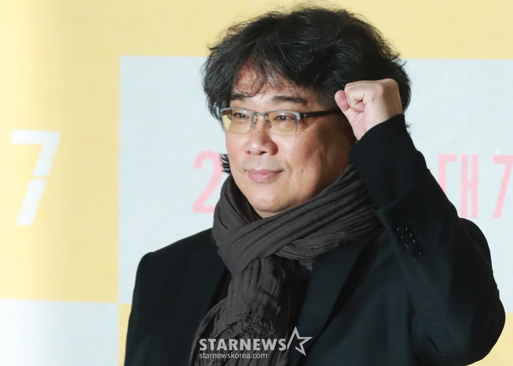 봉준호 감독이 20일 오전 서울 강남구 메가박스 코엑스에서 진행된 영화 '미키17'(감독 봉준호) 기자간담회에 참석해 포즈를 취하고 있다. 위험한 일에 투입되는 소모품(익스펜더블)으로, 죽으면 다시 프린트되는 ‘미키’가 17번째 죽음의 위기를 겪던 중, 그가 죽은 줄 알고 ‘미키18’이 프린트되면서 벌어지는 예측불허의 이야기를 그린 봉준호 감독의 작품 '미키17'은 오는 28일 개봉한다. /2025.02.20 /사진=이동훈 photoguy@