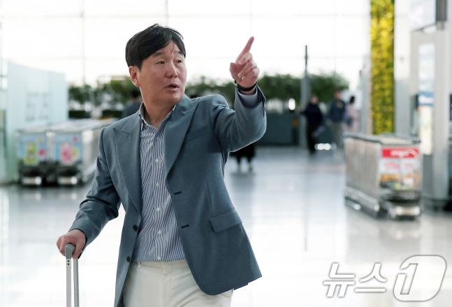 류지현 야구대표팀 신임 감독이 20일 인천국제공항에서 2026 월드베이스볼클래식(WBC) 전력분석을 위해 대만으로 출국하고 있다.