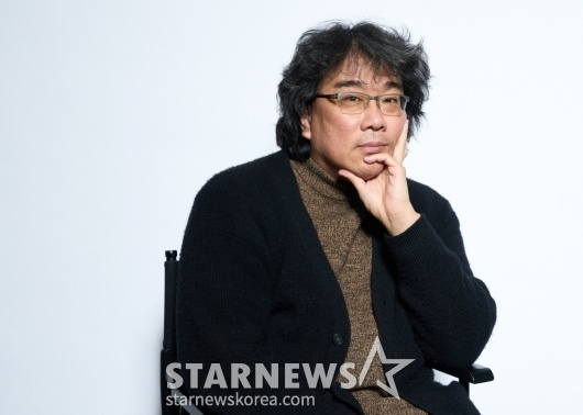 봉준호 감독이 서울 영등포구 콘래드서울호텔에서 진행된 영화 '미키17' 개봉 관련 인터뷰를 위해 포즈를 취하고 있다. /사진=워너브러더스 코리아(주)
