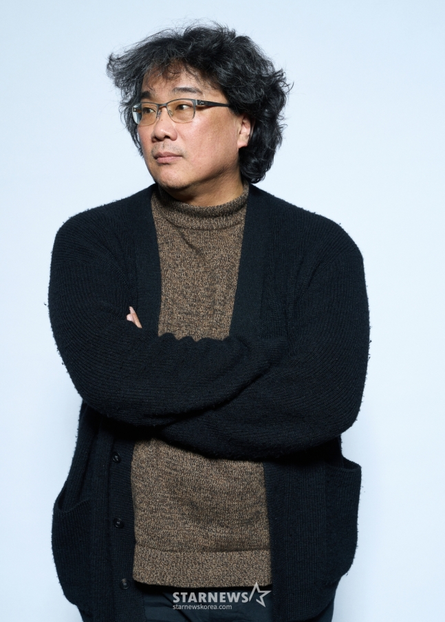 봉준호 감독이 서울 영등포구 콘래드서울호텔에서 진행된 영화 '미키17' 개봉 관련 인터뷰를 위해 포즈를 취하고 있다. / 사진제공= 워너브러더스 코리아(주)