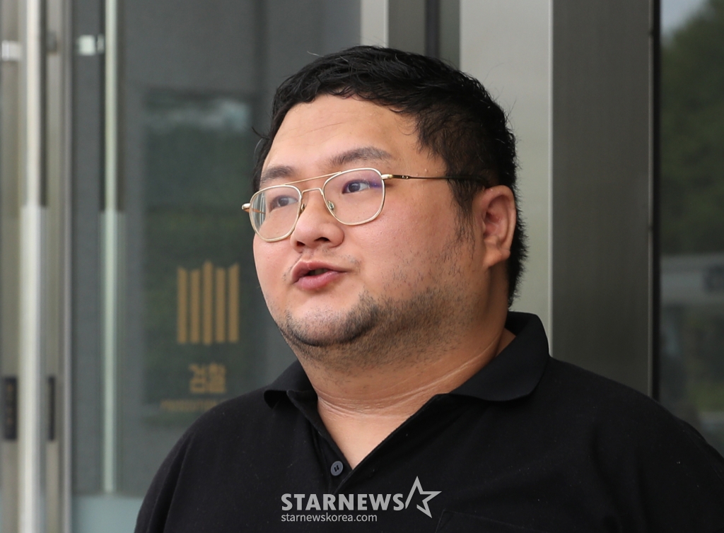 (수원=뉴스1) 김영운 기자 = 먹방 유튜버 '쯔양'(본명 박정원)을 협박해 돈을 갈취한 혐의를 받고 있는 유튜버 구제역(본명 이준희)이 26일 오전 경기 수원시 영통구 수원지방검찰청으로 구속 전 피의자심문(영장실질심사)을 받기 위해 출석하고 있다. 유튜버 구제역과 주작감별사는 지난해 2월 쯔양과 전 남자친구간 과거를 폭로하지 않는 조건으로 쯔양을 협박해 5500만 원을 받아 챙긴 혐의를 받고 있다. 2024.7.26/뉴스1 Copyright (C) 뉴스1. All rights reserved. 무단 전재 및 재배포, AI학습 이용 금지. /사진=(수원=뉴스1) 김영운 기자