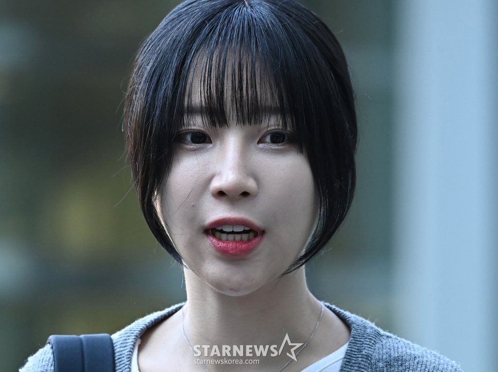 [수원=뉴시스] 김종택기자 = 구독자 1000만명 이상을 보유한 먹방 유튜버 '쯔양'(박정원)이 15일 경기도 수원시 영통구 수원지방법원에서 열린 유튜버 '구제역'(이준희)에 대한 공판 증인으로 출석하며 입장을 밝히고 있다. 2024.11.15. jtk@newsis.com /사진=김종택
