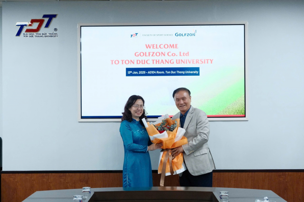 지난달 13일 똔득탕 대학교에서 진행된 MOU 결과 보고 및 기증식에서 (왼쪽부터)똔득탕 대학교 부총장 동 씨 티엔 쩌우, 골프존뉴딘그룹 김영찬 회장이 기념사진을 촬영하고 있다.