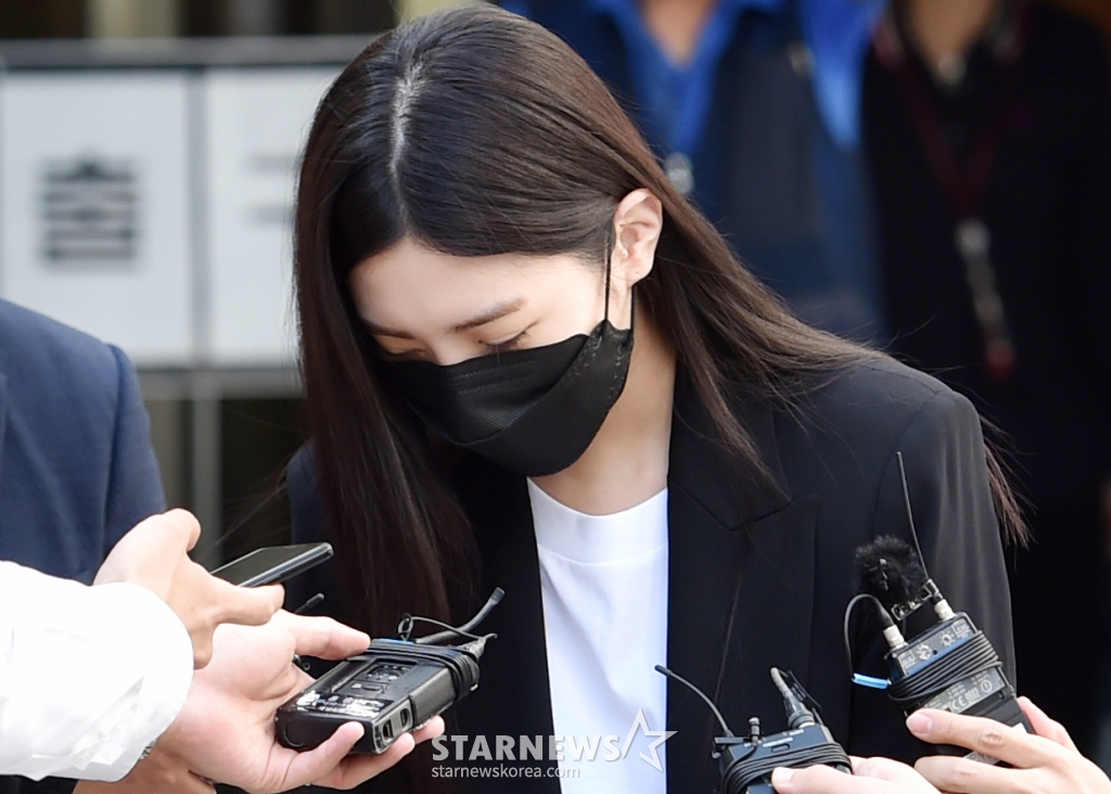 음주운전을 하다 교통사고를 낸 아이돌 그룹 애프터스쿨 출신 배우 리지(본명 박수영·29)가 27일 오전 서울 서초구 중앙지방법원에서 진행된 첫 공판을 마친 뒤 고개 숙여 사죄하고 있다. 리지는 지난 5월 8일 오후 10시 12분쯤 서울 강남구 청담동 영동대교 남단 교차로 인근에서 앞서가는 택시를 들이받은 혐의로 적발됐다. 2021.09.27