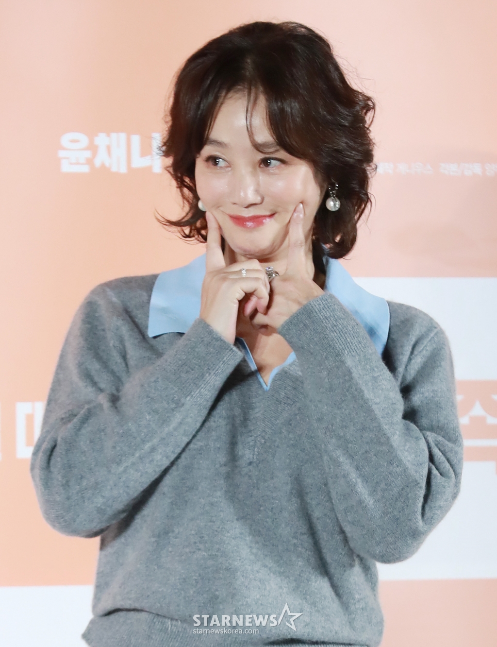 배우 김성령이 12일 오전 서울 롯데시네마 건대입구점에서 진행된 영화 '대가족'(감독 양우석) 제작발표회에 참석해 포즈를 취하고 있다. /2024.11.12 /사진=이동훈 photoguy@