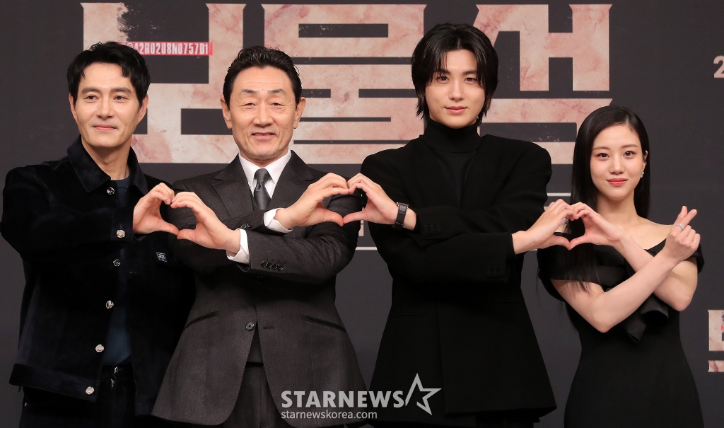 배우 이해영, 허준호, 박형식, 홍화연이 21일 오후 서울 양천구 목동 SBS사옥에서 진행된 금토드라마 '보물섬' 제작발표회에 참석해 포즈를 취하고 있다. '보물섬'은 2조원의 정치 비자금을 해킹한 서동주(박형식 분)가 자신을 죽인 절대 악과 그 세계를 무너뜨리기 위해 모든 것을 걸고 싸우는 인생 풀베팅 복수전을 담은 작품이다. 2025.02.21 /사진=김창현 chmt@