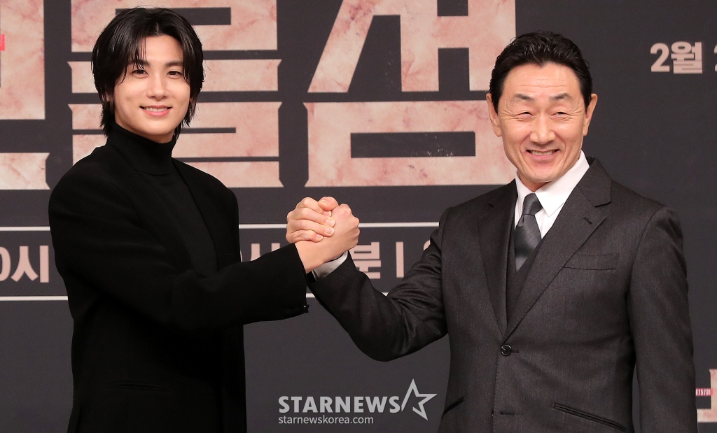 배우 박형식, 허준호가 21일 오후 서울 양천구 목동 SBS사옥에서 진행된 금토드라마 '보물섬' 제작발표회에 참석해 포즈를 취하고 있다. '보물섬'은 2조원의 정치 비자금을 해킹한 서동주(박형식 분)가 자신을 죽인 절대 악과 그 세계를 무너뜨리기 위해 모든 것을 걸고 싸우는 인생 풀베팅 복수전을 담은 작품이다. 2025.02.21 /사진=김창현 chmt@