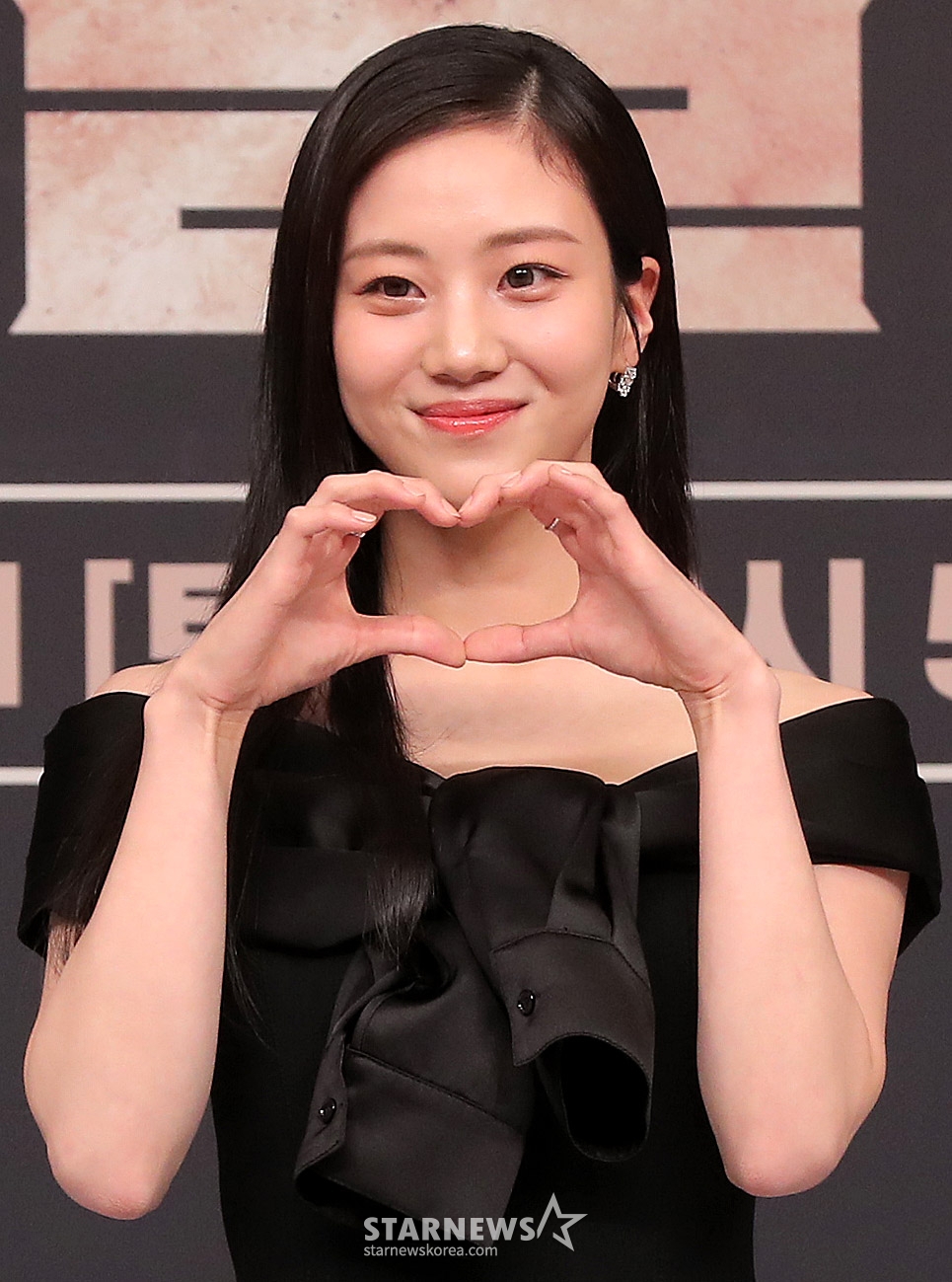 배우 홍화연이 21일 오후 서울 양천구 목동 SBS사옥에서 진행된 금토드라마 '보물섬' 제작발표회에 참석해 포즈를 취하고 있다. '보물섬'은 2조원의 정치 비자금을 해킹한 서동주(박형식 분)가 자신을 죽인 절대 악과 그 세계를 무너뜨리기 위해 모든 것을 걸고 싸우는 인생 풀베팅 복수전을 담은 작품이다. 2025.02.21 /사진=김창현 chmt@