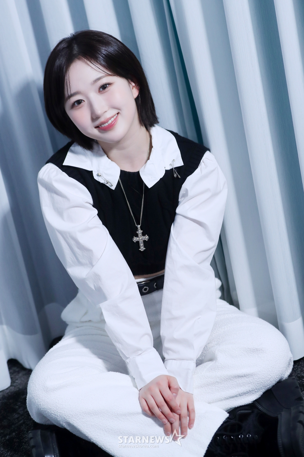 걸그룹 엔믹스(NMIXX) 해원이 서울 종로구 스타뉴스 사옥에서 진행된 '2023 아시아 아티스트 어워즈 인 필리핀'(2023 Asia Artist Awards IN THE PHILIPPINES, 이하 2023 AAA) 수상 인터뷰에 앞서 포즈를 취하고 있다. 엔믹스는 '2023 AAA'에서 AAA 베스트 초이스와 아이콘상을 수상했다. 엔믹스는 지난 2022년 2월 싱글 1집 앨범 '애드 마레'(AD MARE) 타이틀곡 '오오'(O.O)로 데뷔해 '영 덤 스투피드'(Young, Dumb, Stupid), '럽 미 라이크 디스'(ove Me Like This), '쏘냐르'(Sonar) 그리고 '대시'(DASH) 등을 발매했다. 특히 '대시'는 엔믹스의 커리어 하이를 이루게 한 곡. 이는 그루비한 베이스라인이 돋보이는 올드스쿨 힙합과 강한 사운드의 팝 펑크(Pop Punk)를 넘나드는 믹스 팝 장르로, 다이내믹한 전개가 매력적이다. 각종 음악 방송에서 1위를 거머쥐며 엔믹스가 대세 반열에 올라섰다. /사진=김창현
