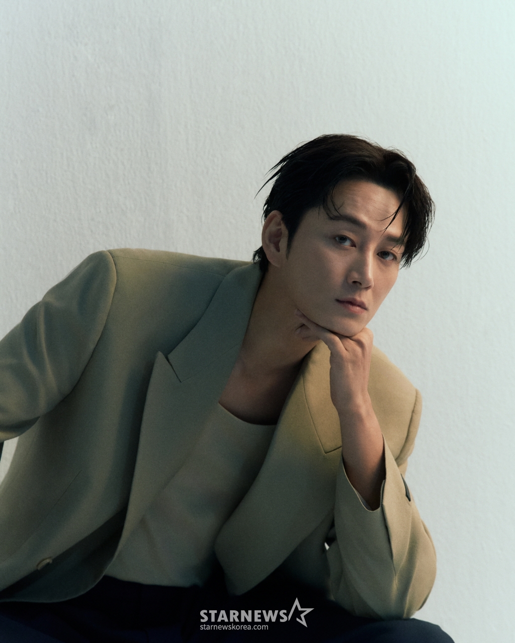 배우 이현욱이 19일 오전 서울 강남구의 한 카페에서 진행된 tvN X 티빙 드라마 '원경' 종영 인터뷰를 위해 포즈를 취하고 있다. 이현욱은 극 중 태종 이방원 역을 맡았다. '원경'은 남편 태종 이방원과 함께 권력을 쟁취한 원경왕후. 왕과 왕비, 남편과 아내, 그 사이 감춰진 뜨거운 이야기를 담은 작품. / 사진제공=길스토리이엔티 /사진=김창현 chmt@