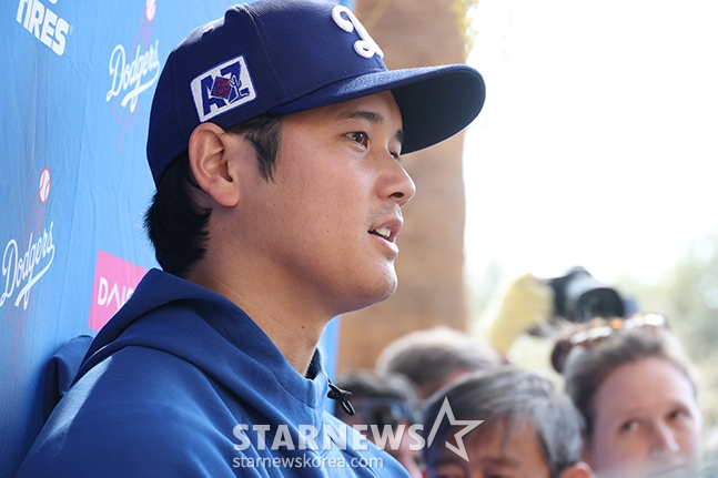 2025 메이저리그 시범경기 LA다저스-시카고컵스가 미국 애리조나주 글렌데일 카멜백 랜치에서 열렸다. 오타니가 경기 전 취재진과 인터뷰를 하고 있다. /사진=김진경 대기자