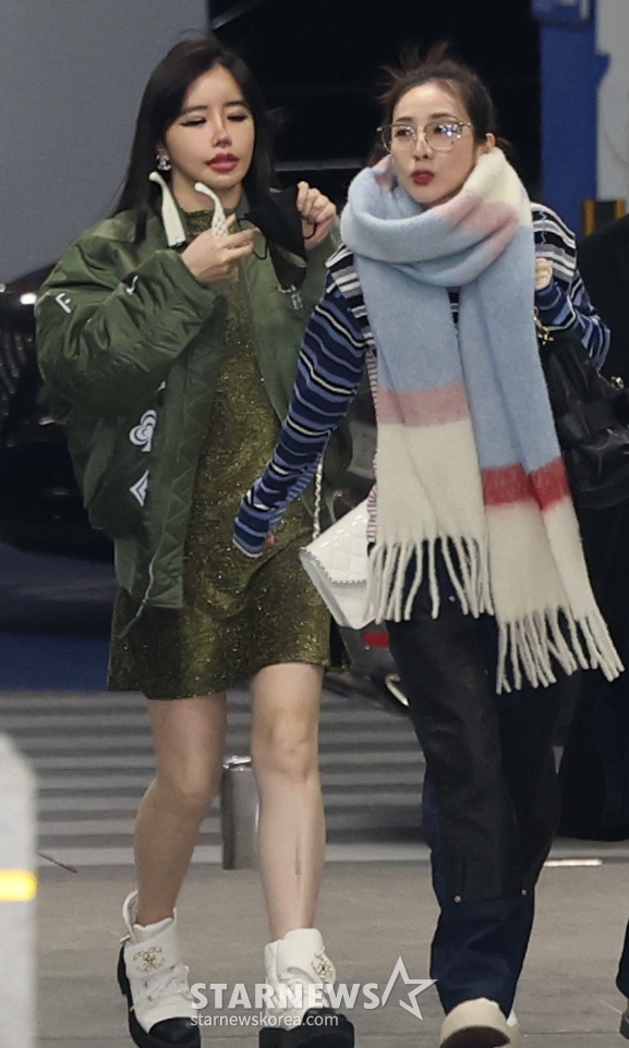 (인천공항=뉴스1) 권현진 기자 = 투애니원 박봄과 산다라박(오른쪽)이 해외 일정을 위해 21일 인천국제공항 제2여객터미널을 통해 마카오로 출국하고 있다. 2025.2.21/뉴스1 Copyright (C) 뉴스1. All rights reserved. 무단 전재 및 재배포, AI학습 이용 금지. /사진=(인천공항=뉴스1) 권현진 기자