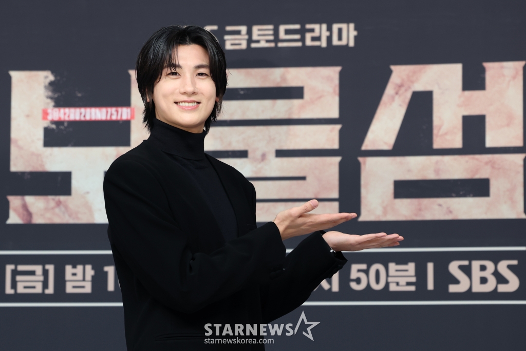(서울=뉴스1) 권현진 기자 = 배우 박형식이 21일 오후 서울 양천구 목동 SBS에서 열린 SBS 새 금토드라마 '보물섬' 제작발표회 참석해 포즈를 취하고 있다. '보물섬'은 2조 원의 정치 비자금을 해킹한 서동주(박형식 분)가 자신을 죽인 절대 악과 그 세계를 무너뜨리기 위해 모든 것을 걸고 싸우는 인생 풀 베팅 복수전이다. 2025.2.21/뉴스1 Copyright (C) 뉴스1. All rights reserved. 무단 전재 및 재배포, AI학습 이용 금지. /사진=(서울=뉴스1) 권현진 기자