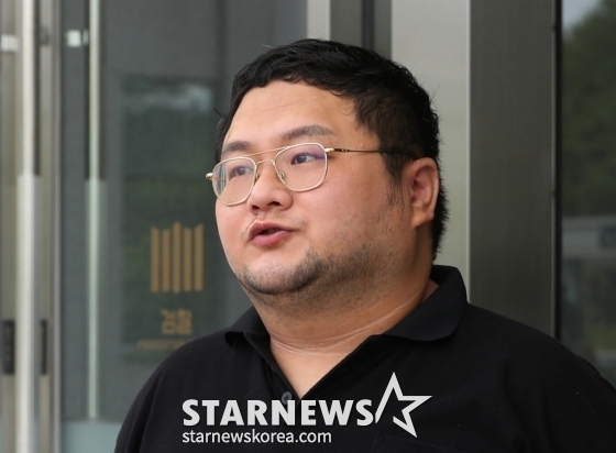 (수원=뉴스1) 김영운 기자 = 먹방 유튜버 '쯔양'(본명 박정원)을 협박해 돈을 갈취한 혐의를 받고 있는 유튜버 구제역(본명 이준희)이 26일 오전 경기 수원시 영통구 수원지방검찰청으로 구속 전 피의자심문(영장실질심사)을 받기 위해 출석하고 있다. 유튜버 구제역과 주작감별사는 지난해 2월 쯔양과 전 남자친구간 과거를 폭로하지 않는 조건으로 쯔양을 협박해 5500만 원을 받아 챙긴 혐의를 받고 있다. 2024.7.26/뉴스1 Copyright (C) 뉴스1. All rights reserved. 무단 전재 및 재배포, AI학습 이용 금지. /사진=(수원=뉴스1) 김영운 기자