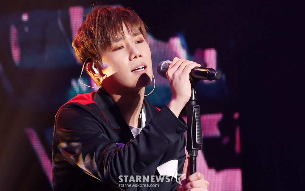 그룹 인피니트 성규가 26일 오후 서울 마포구 메세나폴리스에서 진행된 정규 1집 '10 Stories...' 발매 기념 쇼케이스에서 멋진 무대를 선보이고 있다. /사진=김휘선 기자 hwijpg@