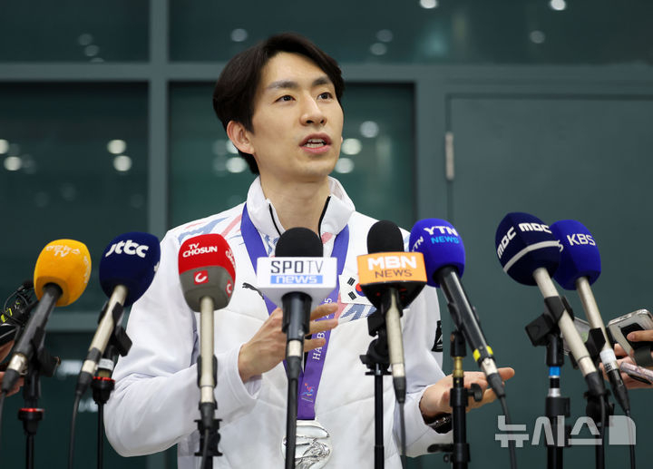 2025 하얼빈 동계아시안게임에 출전해 통산 9번째 메달을 획득한 스피드스케이팅 이승훈이 12일 오후 인천국제공항 제1터미널을 통해 귀국해 소감을 밝히고 있다. /사진=뉴시스