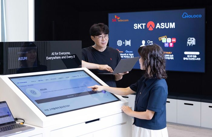 SKT직원이 SKT와 몰로코가 협력해 개발한 통합 광고 플랫폼 '어썸(ASUM) 2.0'을 테스트하는 모습