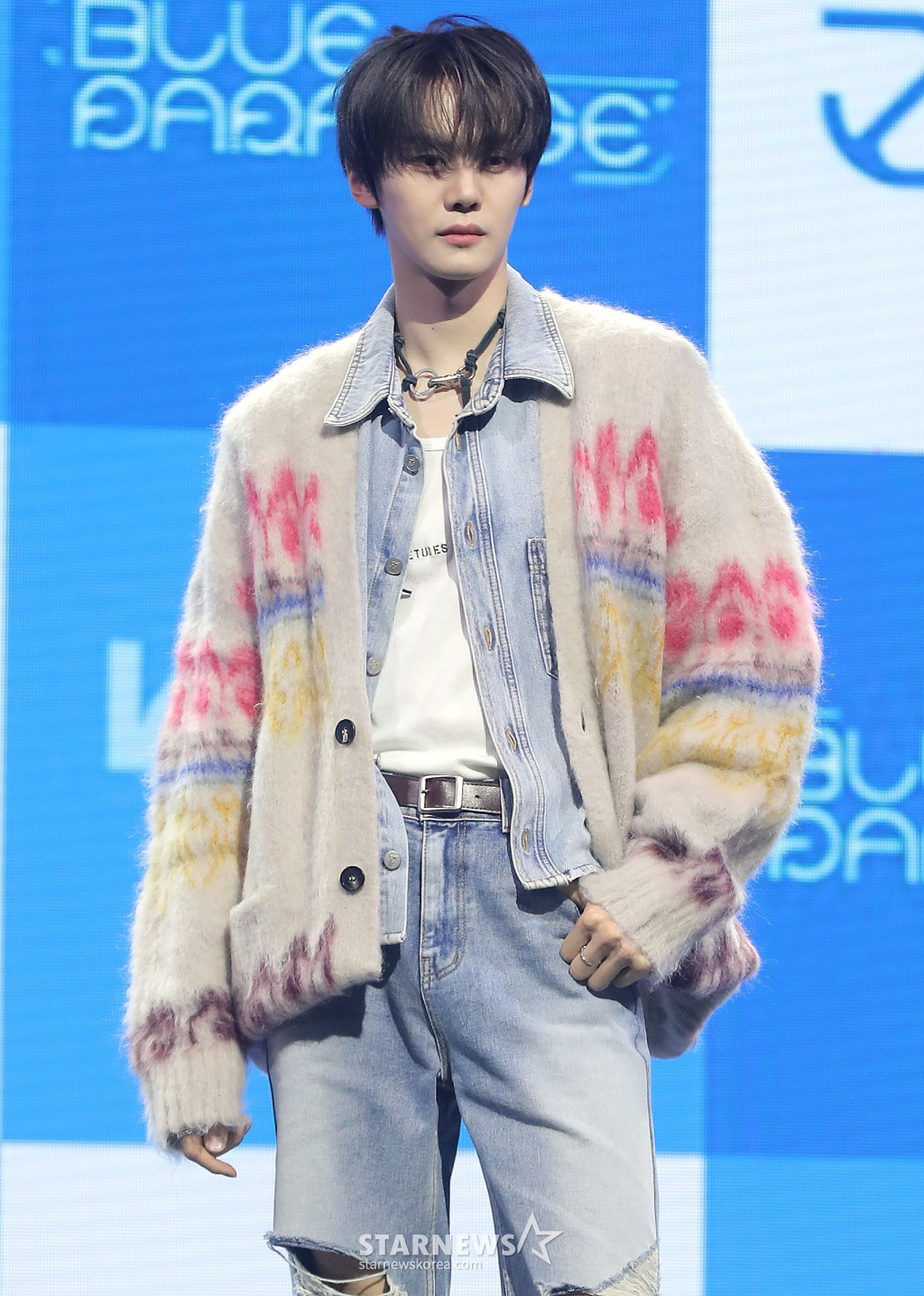 그룹 제로베이스원(ZEROBASEONE) 김규빈이 24일 오후 서울 용산구 블루스퀘어에서 진행된 미니 4집 '시네마 파라다이스(CINEMA PARADISE)' 발매 기념 쇼케이스에 참석해 포즈를 취하고 있다.  제로베이스원의 이번 앨범에는 '슬픈(BLUE) 순간조차 삶의 일부이며, 그럼에도 노력해 나가는 우리의 모습은 그 자체로 찬란하고 아름답다'라는 메시지가 담겼다. 결국 파라다이스는 우리 모두의 내면에 있음을 역설하며, 음악 내외적으로 한층 성숙해진 아홉 멤버의 모습을 그렸다. 2025.02.24 /사진=김창현 chmt@